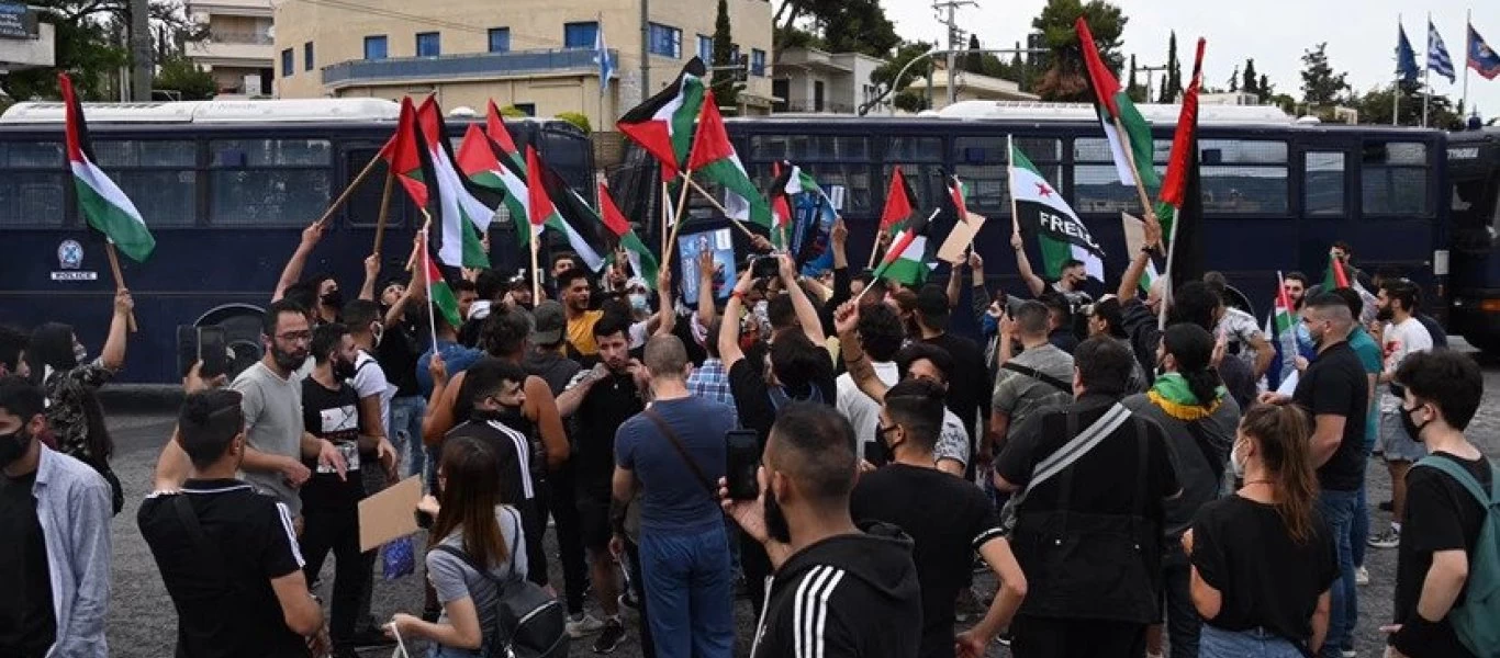 ΕΚΤΑΚΤΟ: Ένταση και χημικά έξω από την πρεσβεία του Ισραήλ (βίντεο)